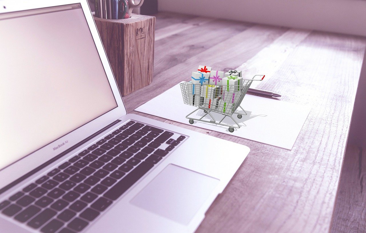 Ordenador portátil mostrando una tienda online preparada para recibir tareas de mantenimiento.
